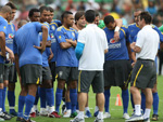 Tcnico Dunga passa instrues aos jogadores antes do comeo do treinamento