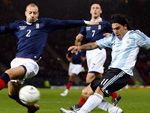 Esccia 0x1 Argentina – Carlos Tevez durante disputa de bola do amistoso desta quarta-feira, disputado no estdio Hampden Park, em Glasgow