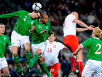 Irlanda 2x3 Polnia – O jogador da seleo polonesa, Mariusz Lewandowski (segundo a direita) luta pela bola com os jogadores irlandeses