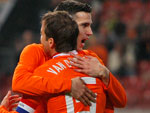 Holanda 3x1 Sucia – O capito da seleo holandesa, Rafael van der Vaart, celebra o gol do companheiro van Persie