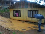 A dona-de-casa Giokaspa Kusper teve sua casa atingida pelo deslizamento