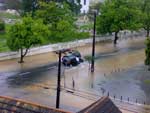 Para tentar fugir da rua alagada, alguns carros chegaram a andar na contramo na rua Ministro Calgeras na manh de sbado. A foto foi tirada por volta das 11 horas em frente ao 62 BI.