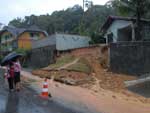 Na rua Tupy, no Nova Braslia, o muro de uma casa desabou