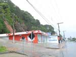 Na rua Marechal Deodoro, em So Francisco do Sul, o deslizamento de terra atingiu uma casa