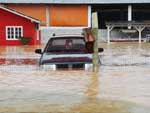 No bairro Vila Nova, a gua invadiu comrcios e casas