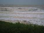 Mar agitado e vento forte em Barra Velha neste sbado