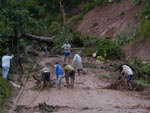 Moradores fazem mutiro para desbloquear a rua 30 de Outubro, em Blumenau