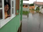 Casa de Maria Helena ilhada pelas inundaes, em Florianpolis