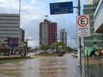 Avenida Marcos Konder, em Itaja, em 24 de novembro de 2008, s 18h