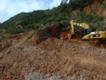 Caminhes retiram terra que bloqueia a BR-101 no Morro dos Cavalos em Palhoa, na Grande Florianpolis