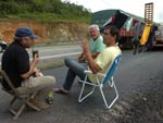 Os caminhoneiros Carlos Rivero (D), Ricardo Gerometo (E) e Jorge Baron (ao fundo) esto parados na BR-101 por causa do deslizamento no Morro dos Cavalos em Palhoa