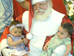 Este  o Papai e Vov Noel Martinho,com seu filho Eduardo pai de suas netinhas Ana Carolina e Maria Eduarda. Ele estava a trabalho no Bourbon da Assis Brasil, todo feliz e orgulhoso de poder tirar fotos com a famlia. Natal de 2007