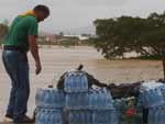 Alimentos so levados de barcos at as familias que esto ilhadas nos bairros da cidade