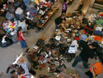 Roupas e sapatos que sero doados aos desabrigados e desalojados em Blumenau