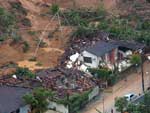 Imagem area com a destruio das casas e o desmoronamento dos encostas em Blumenau