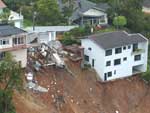 Imagem area com a destruio das casas e o desmoronamento dos encostas em Blumenau