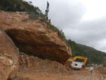 Operrios e mquinas trabalham para liberar a pista da BR-101 no Morro Cavalos, em Palhoa