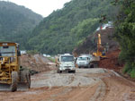 Obras de retirada de rochas e barro na BR-101