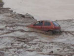 Carro cado em buraco na BR-470 em Gaspar