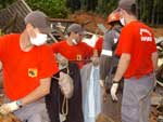 Equipe busca pessoas soterradas em Ba Alto