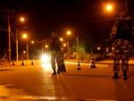Policiais militares fazem barreiras nos pontos de acesso a Itaja para abordar pessoas suspeitas