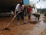 Reconstruo e limpeza de Blumenau. Na foto, Renato Martins 