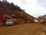 Limpeza da SC-401, uma das rodovias interditas por queda de barreira em Santa Catarina 