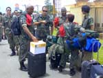 Militares que integram a equipe mdica do hospital de campanha que est sendo montado entre Itaja e Ilhota