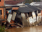 Casas prximas do rio Itaja-Mirim esto prestes a desabar no bairro Nova Braslia em Itaja