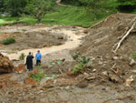 Deslizamento no rio Tigre, em Benedito Novo, obriga moradores a deixarem suas casas