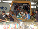 Estivadores descarregam caminho cheio de donativos para os atingidos pelas enchentes no Estado