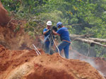 Trecho interditado para a remoo de terra e das pedras que deslizaram na SC-401 em Florianpolis