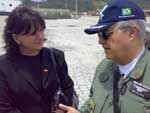 Secret�ria de Estado da Sa�de, Carmen Zanotto, e Major Brigadeiro Dias, comandante do 5� Comando A�reo Regional, acompanham o trabalho dos oficiais