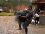 Mantimentos chegam no helic�ptero do ex�rcito para refugiados do bairro Jord�o, em Blumenau