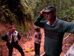 Morador da Localidade de Minas da Prata, na Nova R�ssia, Laudimar Lutzow e a fam�lia ficaram isolados desde que toneladas de terra deslizaram pela encosta do morro onde residem e bloquearam o �nico acesso da propriedade 