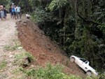 Desmoronamento carrega carro em Blumenau
