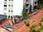 Moradores do edif�cio dos Poetas em Blumenau limparam o p�tio do pr�dio, mas lama voltou a invadir