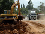 Trnsito intenso por causa da limpeza da BR-470, em Gaspar