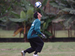 Wilson brinca com a bola no treino desta tera