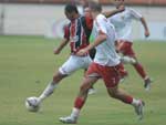 Atacante Lima arrisca chute pro gol. Lima marcou o primeiro gol do jogo