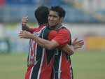 Jogadores do Joinville se abraam aps gol perdido