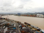 Foz do rio Itaja-Au com o porto ainda parado
