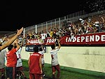 Jogadores comemoram com os torcedores que foram at Joinville acompanhar a partida