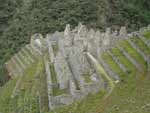 Machu Picchu est a 3 mil metros de altitude e  rodeada por cumes
