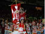 Integrantes da escola de samba Imperadores desfilaram no gramado antes da partida iniciar