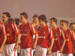 Jogadores se cumprimentam antes de a bola rolar