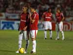 D'Alessandro e Alex conversam antes da cobrana de falta