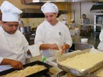 Curso de Gastronomia do Cefet, em Florianpolis, produziram mil quentinhas para flagelados da chuva