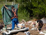 Catadores procuram roupas no lixo depois da enchente em Blumenau