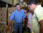 Ronaldo observa alimentos em visita a So Jos